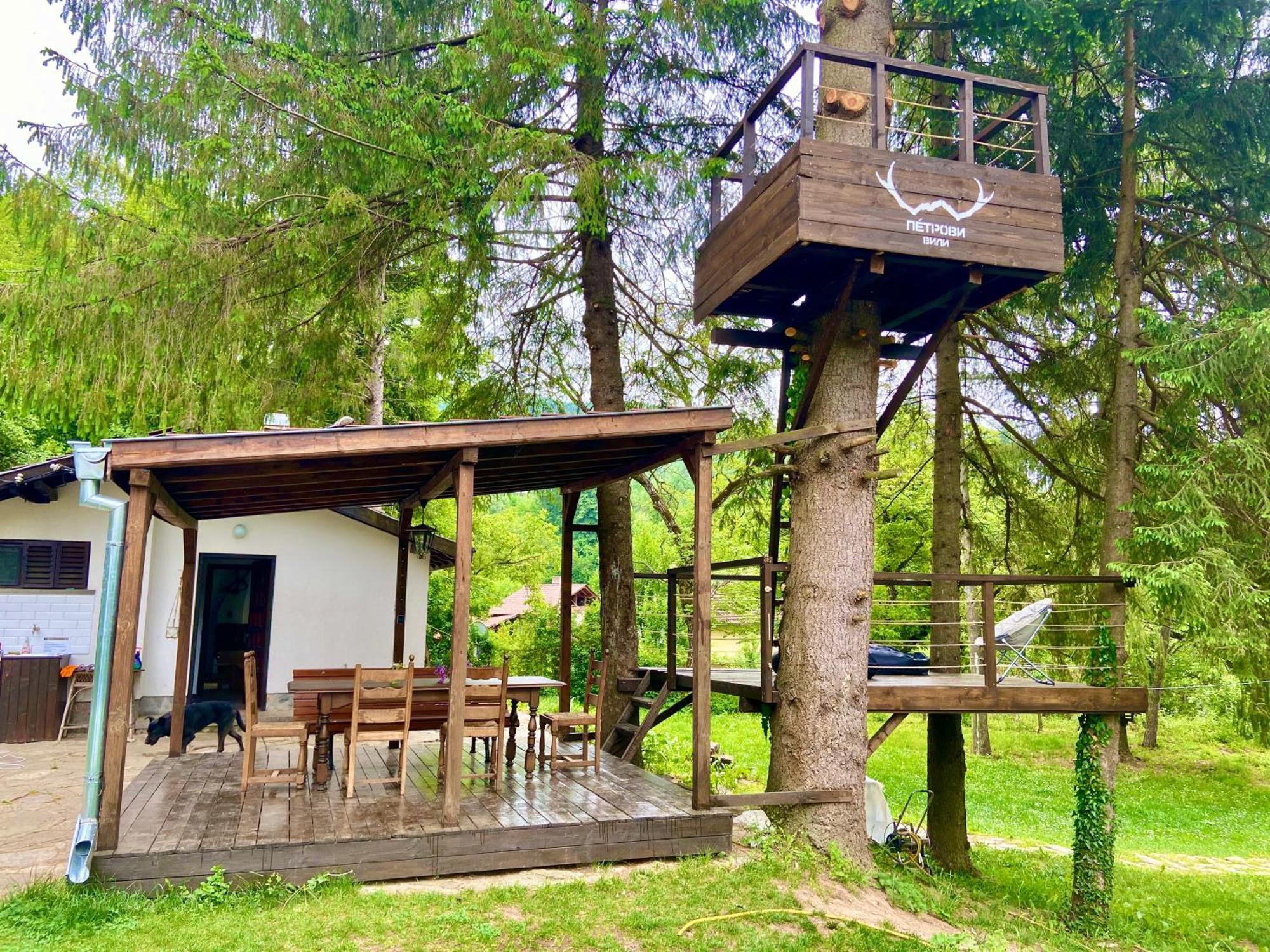 Пе́Трови Вили 리바리차 외부 사진